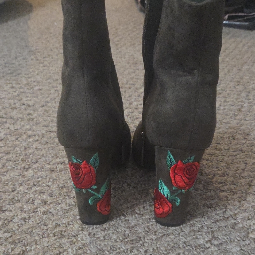 Elegant Brown Ankle Boots with Floral Detail - Picture 4 of 5